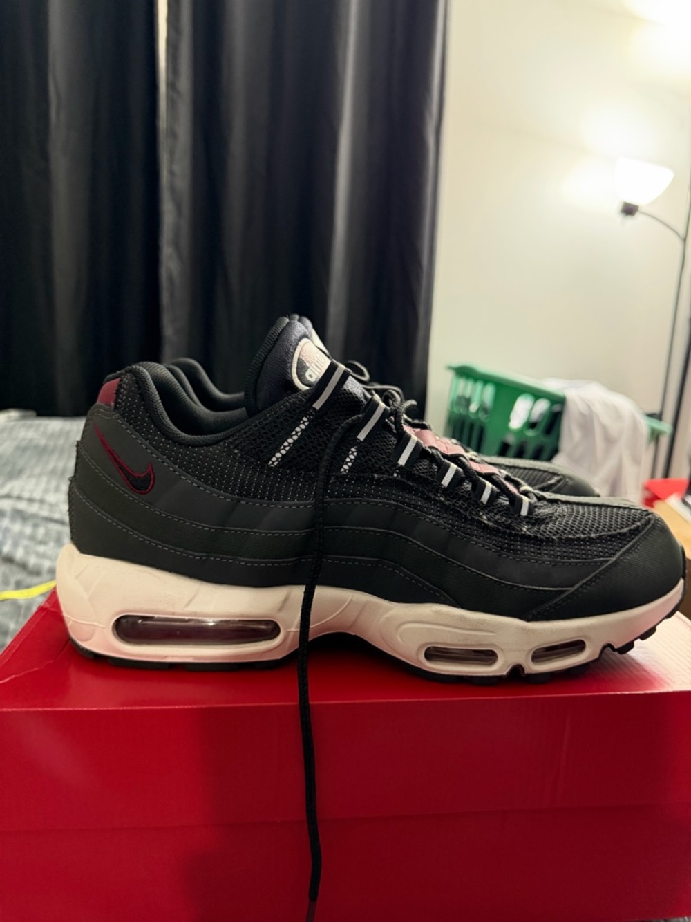 Nike Men’s Black and Burgundy Air Max 95 - Picture 2 of 6